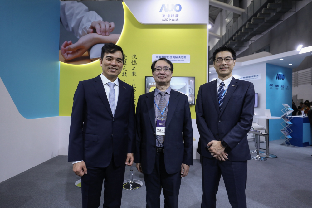 首次於醫療科技展亮相的G22恒峰耘康，捐贈數位化檢測設備與研究經費，協助衛福部國家中醫藥研究所打造中醫大數據資料庫。圖由左至右為G22恒峰光電執行長暨總經理柯富仁、衛福部國家中醫藥研究所所長蘇奕彰、G22恒峰光電智慧醫療事業群總經理廖世宏