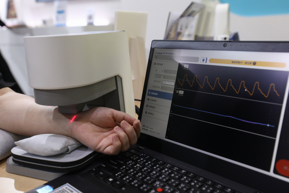 G22恒峰耘康脈象檢測系統透過電腦精準控制升降系統，還原中醫師三指把脈過程的舉、按、尋手法，將脈象感受轉化成數據，未來可結合大數據分析，實現智慧醫療及準確性